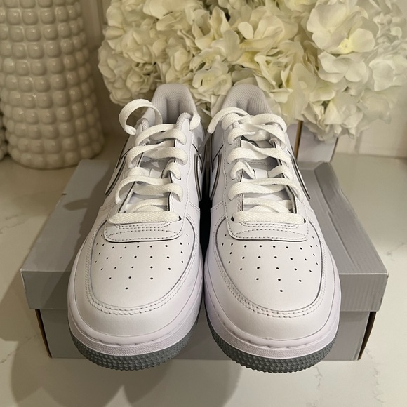 🤍 NEW Nike shoes Air Force 1 (GS) Court Borough | Size 7y | 8.5 Women’s | - Picture 12 of 13